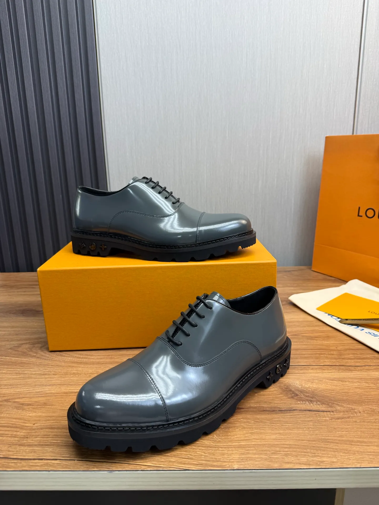 Men's shoes 💰900💰 LV. Men's casual lace-up leather shoes, the latest hot style 🔥 1:1 original purchase quality, top quality goods ⬆️The upper is imported open-edge beaded cowhide, cowhide, and cow suede. The hand-made three-dimensional stitching highlights the round toe design. The inner foot pads are all imported cowhide, with the original wear-resistant foam outsole, matching code 39-44, (38, 45 custom-made, non-refundable)